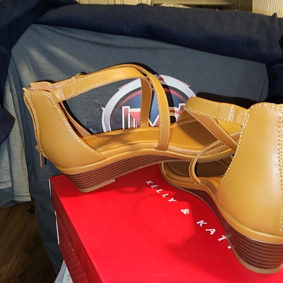 NWB,Kelly & Katie leather wedge shoes, size 9, Cognac color. See photos - Picture 6 of 7